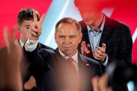 Calon presiden Polandia Karol Nawrocki memberikan keterangan terhadap hasil jajak pendapat putaran kedua pemilihan presiden, di Warsawa, Polandia, Minggu (1/6/2025). Foto: Aleksandra Szmigiel/REUTERS