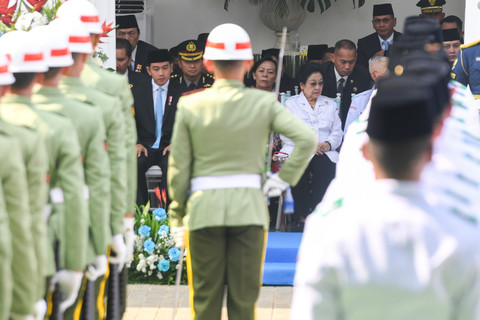 Wakil Presiden Gibran Rakabuming Raka (kiri) bersama Presiden ke-5 Megawati Soekarnoputri (kanan) saat mengikuti upacara Hari Lahir Pancasila di Gedung Pancasila, Kemlu RI, Jakarta, Senin (2/6/2025). Foto: Muhammad Adimaja/ANTARA FOTO