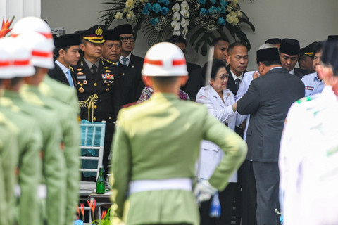 Presiden Prabowo Subianto berjabat tangan dengan Presiden ke-5 Megawati Soekarnoputri usai mengikuti upacara Hari Lahir Pancasila di Gedung Pancasila, Jakarta, Senin (2/6/2025). Foto: Muhammad Adimaja/ANTARA FOTO