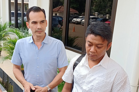 Artis Atalarik Syach (kiri) didampingi kuasa hukumnya di Pengadilan Negeri Cibinong, Bogor, Senin (2/6/2025).   Foto: Aprilandika Pratama/kumparan