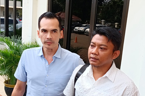 Artis Atalarik Syach (kiri) didampingi kuasa hukumnya di Pengadilan Negeri Cibinong, Bogor, Senin (2/6/2025).
Foto: Aprilandika Pratama/kumparan
