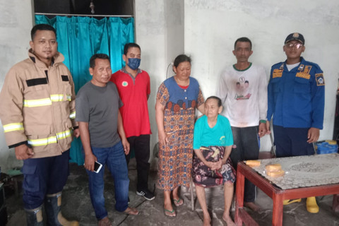 Petugas Damkar evakuasi seorang nenek bernama Rami yang terjepit di sela-sela tembok rumah warga di Dusun Prambon gang 01, Desa Klotok, Kecamatan Balongpanggang, Kabupaten Gresik. Foto: Damkar Kabupaten Gresik