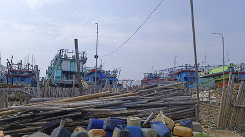 Pemandangan kapal-kapal nelayan yang bersandar di tepian Jalan Dermaga, Penjaringan, Jakarta Utara, Senin (2/6/2025). Foto: Thomas Bosco/kumparan