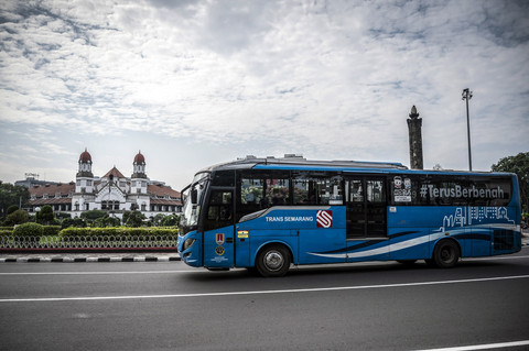 Bus Trans Semarang melintas di kawasan Tugu Muda, Semarang, Jawa Tengah, Senin (2/6/2025). Foto: Aprillio Akbar/ANTARA FOTO
