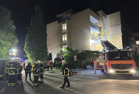 Petugas pemadam kebakaran dengan alat bantu pernapasan dan truk tangga bekerja di rumah sakit Marienkrankenhaus di distrik Hohenfelde, Hamburg, Jerman, Minggu (1/6/2025). Foto: Steven Hutchings/AP