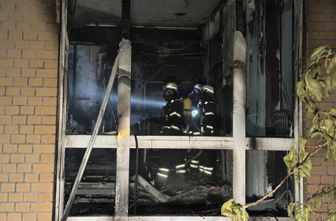 Petugas pemadam kebakaran mengenakan alat bantu pernapasan bekerja di sebuah ruangan yang terbakar di lantai dasar rumah sakit Marienkrankenhaus di distrik Hohenfelde, Hamburg, Jerman, Minggu (1/6/2025). Foto: Steven Hutchings/AP