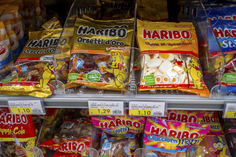 Ilustrasi permen merek Haribo di rak supermarket. Foto: Framarzo/Shutterstock
