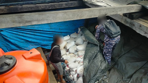 TNI AL gagalkan penyelundupan pasir timah ilegal menuju Malaysia.  Foto: Dispenal