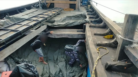 TNI AL gagalkan penyelundupan pasir timah ilegal menuju Malaysia.  Foto: Dispenal