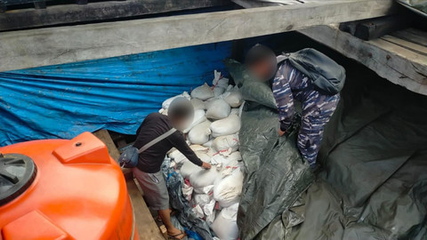 TNI AL gagalkan penyelundupan pasir timah ilegal menuju Malaysia.  Foto: Dispenal