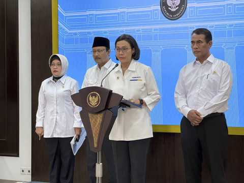 Konferensi pers Menteri Keuangan Sri Mulyani, Menteri Sosial Saifullah Yusuf, Menteri Pertanian Andi Amran Sulaiman dan Kepala BPS Amalia Adininggar Widyasanti di Kantor Presiden, Jakarta, Selasa (2/6/2025). Foto: Luthfi Humam/kumparan