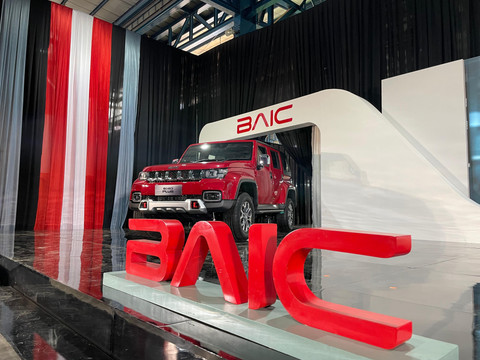 Seremoni produksi massal perdana mobil BAIC BJ40 Plus, dirakit di fasilitas, PT HANDAL INDONESIA MOTOR (PT HIM) di Purwakarta, Jawa Barat, Senin (2/6/2025) Foto: Trio Bagus Witjaksono/kumparan