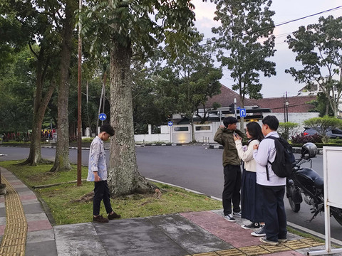 Beberapa siswa di Bandung yang melakukan kegiatan sepulang sekolah, di Jalan Sumatera, Kota Bandung, Jawa Barat, Senin (2/6/2025). Foto: Alya Zahra/kumparan 