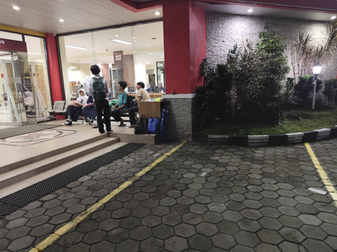 Beberapa siswa di Bandung yang melakukan kegiatan sepulang sekolah, di Jalan Sumatera, Kota Bandung, Jawa Barat, Senin (2/6/2025). Foto: Alya Zahra/kumparan 