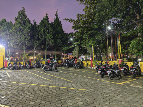 Beberapa siswa di Bandung yang melakukan kegiatan sepulang sekolah, di Jalan Sumatera, Kota Bandung, Jawa Barat, Senin (2/6/2025). Foto: Alya Zahra/kumparan 