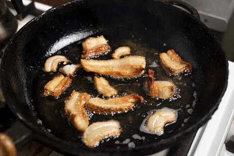 Ilustrasi memasak dengan minyak babi. Foto: Zapylaiev Kostiantyn/Shutterstock