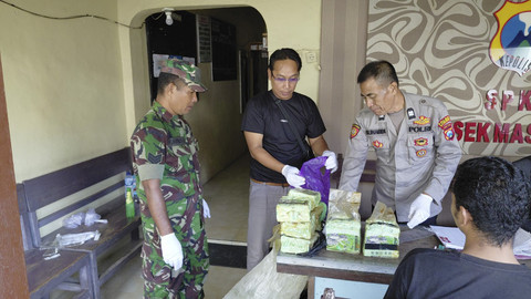 Koramil Masalembu temukan bungkusan diduga narkoba di gerbang masuk Makoramil pada Senin (02/06/2025). Foto: Dok. Istimewa