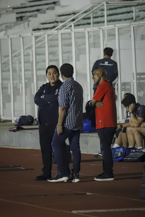 Ketua Umum PSSI Erick Thohir dan Kepala pemandu bakat timnas Indonesia Simon Tahamata menyaksikan sesi latihan timnas Indonesia jelang melawan China dalam Kualifikasi Piala Dunia 2026 ronde ketiga di Stadion Madya, Jakarta, Senin (2/6/2025). Foto: Jamal Ramadhan/kumparan