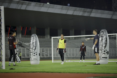 Sjoerd Woudenberg (kanan) bersama Emil Audero, Nadeo Argawinata, dan Reza Arya saat sesi latihan kiper Timnas Indonesia di Stadion Madya, Jakarta, Senin (2/6/2025). Foto: Jamal Ramadhan/kumparan