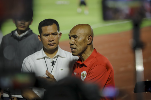 Simon Tahamata saat sesi latihan di Stadion Madya, Jakarta, Senin (2/6/2025). Foto: Jamal Ramadhan/kumparan