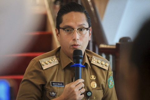Wali Kota Medan, Rico Waas saat konferensi pers soal camat hingga lurah positif narkoba. Foto: Dok. Istimewa