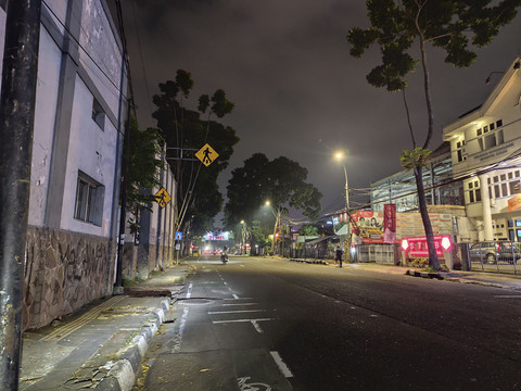 Suasana kota Bandung pada hari pertama penerapan aturan jam malam, Senin (2/6/2025). Foto: Alya Zahra/kumparan 