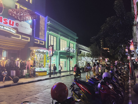 Suasana kota Bandung pada hari pertama penerapan aturan jam malam, Senin (2/6/2025). Foto: Alya Zahra/kumparan