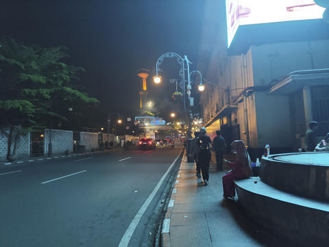 Suasana kota Bandung pada hari pertama penerapan aturan jam malam, Senin (2/6/2025). Foto: Alya Zahra/kumparan