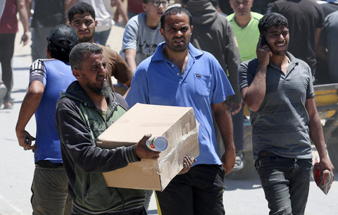 Warga Palestina mengendarai gerobak yang ditarik keledai saat menerima pasokan bantuan dari yayasan kemanusiaan Gaza di Jalur Gaza Tengah, Kamis (29/5/2025). Foto: Ramadan Abed/REUTERS