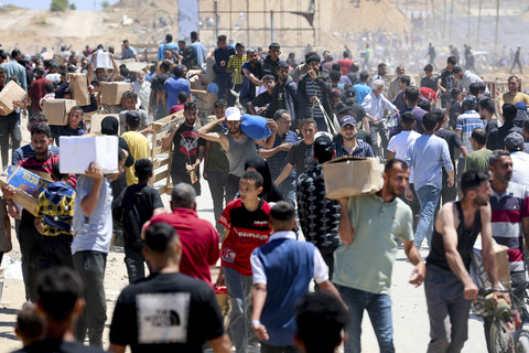 Warga Palestina mengendarai gerobak yang ditarik keledai saat menerima pasokan bantuan dari yayasan kemanusiaan Gaza di Jalur Gaza Tengah, Kamis (29/5/2025). Foto: Ramadan Abed/REUTERS