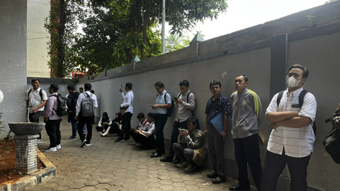 Sejumlah pelamar kerja mencari informasi lowongan kerja saat bursa kerja di Gor Kebon Jeruk, Jakarta, Selasa (3/6/2025). Foto: Rayyan Farhansyah/kumparan
