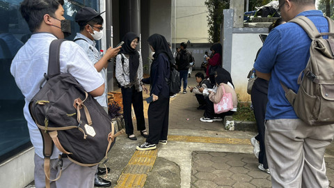 Sejumlah pelamar kerja mencari informasi lowongan kerja saat bursa kerja di Gor Kebon Jeruk, Jakarta, Selasa (3/6/2025). Foto: Rayyan Farhansyah/kumparan
