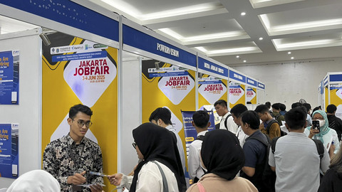 Sejumlah pelamar kerja mencari informasi lowongan kerja saat bursa kerja di Gor Kebon Jeruk, Jakarta, Selasa (3/6/2025). Foto: Rayyan Farhansyah/kumparan