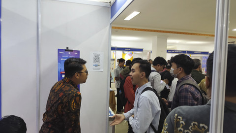 Sejumlah pelamar kerja mencari informasi lowongan kerja saat Jakarta Job Fair di Tanjung Duren, Jakarta, Selasa (3/6/2025). Foto: Rachmadi Rasyad/kumparan