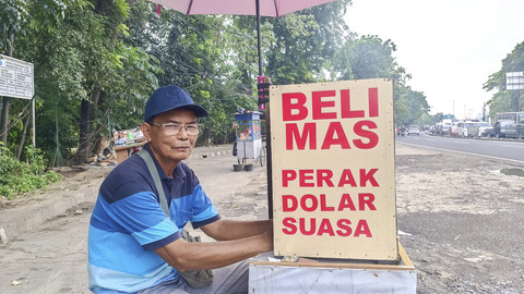 Ujang (53), jasa beli logam mulia dan dolar di pinggir jalan sekitar pertigaan Mal Cijantung, Jaktim, Selasa (3/6/2025).  Foto: Thomas Bosco/kumparan