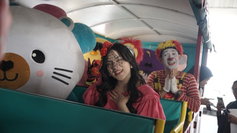 Davina Karamoy bersama Lazzie dan para badut berkeliling Jakarta pada Senin (2/6) untuk merayakan kampanye Lazada Gak Becanda menyambut Lazada 6.6 Super Wow Sale! Foto: Lazada