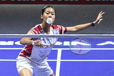 Pebulu tangkis tunggal putri Indonesia Putri Kusuma Wardani mengembalikan kok ke arah lawannya tunggal putri India Malvika Bansod pada babak 32 besar Kapal Api Indonesia Open 2025 di Istora Senayan, Gelora Bung Karno, Jakarta, Selasa (3/6/2025). Foto: Hafidz Mubarak A/ANTARA FOTO