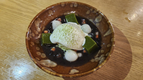 Shiratama cream zenzai dessert Jepang yang ada di 'Okuzono' Jakarta (28/5/2025). Foto: Azalia Amadea/kumparan