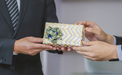 Ilustrasi memberikan kado. Foto: Shutterstock