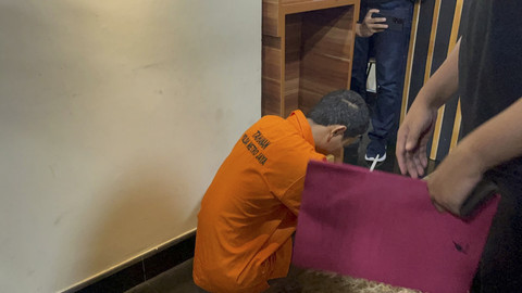 Tersangka di hadirkan pada konferensi pers Polda Metro Jaya terkait pembunuhan bos sembako di Bekasi, Jawa Barat, Selasa (3/6/2025). Foto: Rayyan Farhansyah/kumparan