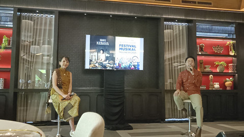 Direktur Program Bakti Budaya Djarum Foundation, Renitasari Adrian, umumkan pergantian logo Indonesia Kaya, di kawasan Gatot Subroto, Jakarta Selatan, Selasa (3/6/2025). Foto: Giovanni/kumparan
