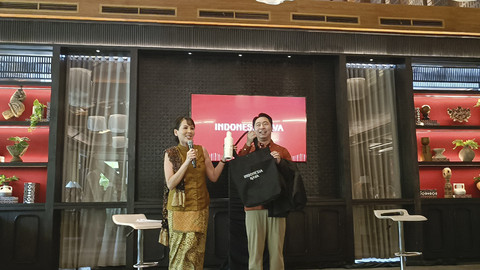 Direktur Program Bakti Budaya Djarum Foundation, Renitasari Adrian, umumkan pergantian logo Indonesia Kaya, di kawasan Gatot Subroto, Jakarta Selatan, Selasa (3/6/2025). Foto: Giovanni/kumparan