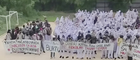 Siswa SMAN 9 Tambun Selatan, Kabupaten Bekasi, menggelar aksi protes di halaman sekolah, Selasa (3/6/2025). Foto: Dok. Istimewa