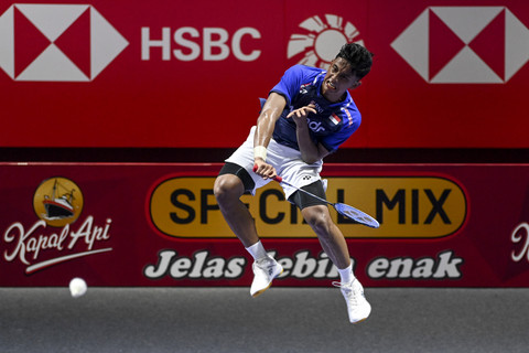 Pebulu tangkis tunggal putra Indonesia Alwi Farhan mengembalikan kok ke arah tunggal putra India Prannoy HS pada babak 32 besar Kapal Api Indonesia Open 2025 di Istora Senayan, Gelora Bung Karno, Jakarta, Selasa (3/6/2025). Foto: Hafidz Mubarak A/ANTARA FOTO