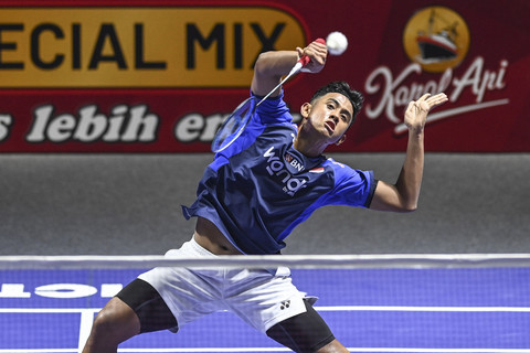 Pebulu tangkis tunggal putra Indonesia Alwi Farhan mengembalikan kok ke arah tunggal putra India Prannoy HS pada babak 32 besar Kapal Api Indonesia Open 2025 di Istora Senayan, Gelora Bung Karno, Jakarta, Selasa (3/6/2025). Foto: Hafidz Mubarak A/ANTARA FOTO