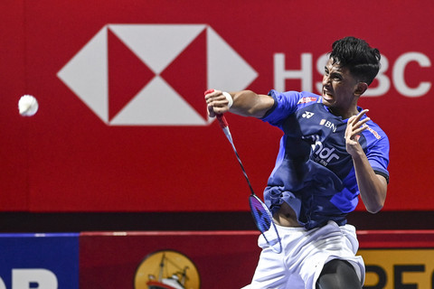 Pebulu tangkis tunggal putra Indonesia Alwi Farhan mengembalikan kok ke arah tunggal putra India Prannoy HS pada babak 32 besar Kapal Api Indonesia Open 2025 di Istora Senayan, Gelora Bung Karno, Jakarta, Selasa (3/6/2025). Foto: Hafidz Mubarak A/ANTARA FOTO