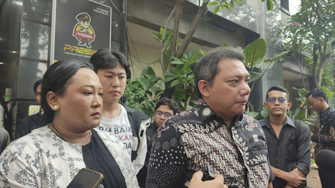Belly Tim Advokasi untuk Demokrasi (TAUD) dan  Taufik Basari, Dosen tidak tetap Universitas Indonesia di Polda Metro Jaya, Jakarta Selatan, Selasa (3/6/2025). Foto: Rayyan Farhansyah/kumparan