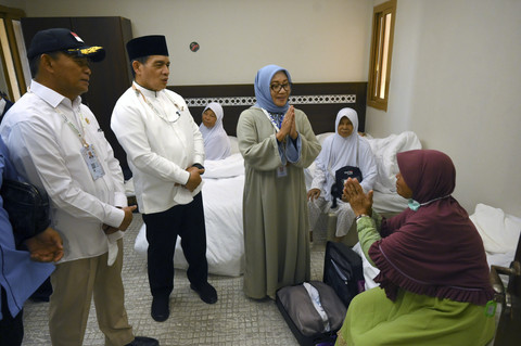 Wakil Menteri Agama Romo Muhammad Syafii didampingi anggota Amirul Hajj Muhadjir Effendy dan Arifatul Fauzi berbincang dengan peserta safari wukuf khusus lansia di Hotel Asila Al-Andalus di Makkah, Arab Saudi, Selasa (3/6/2025). Foto: Andika Wahyu/ANTARA FOTO