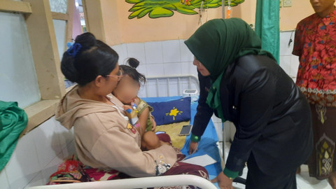 Wakil Bupati Situbondo Ulfiyah saat membesuk Jumratul Auliyah, balita yang bibirnya digigit ular kobra, Senin (3/6/2025). Foto: Mili.id