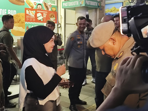Polrestabes Bandung bersama Satpol PP Kota Bandung melakukan patroli aturan jam malam, di Jalan Braga, Bandung, Jawa Barat, Selasa (3/6/2025). Foto: Alya Zahra/kumparan
